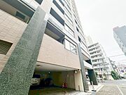 その邸が魅せる、気品・上質・重厚感・細やかさ、そのすべては訪れた者に安らぎと品性を与える特別な空間です。ここに住むからこそ意味がある。すべての（始まり）をここから迎えます。