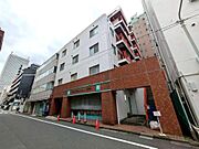 住空間を創造するかの様に荒々しくも繊細さを忘れない見事なコントラストが、住むほどに魅力の深みへと誰しもを誘います。「静」と「動」「暗」と「明」を見事に具現化した幻想的なマテリアルを是非ご堪能下さい。