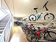 一台あると何かと便利な自転車。いつでも停めやすいように広さがしっかり確保された、敷地内駐輪場。住まう方々に不便を感じさせないような、本邸宅の建築士の配慮が垣間見えます。