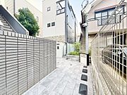 光を多く取り入れた明るいエントランス部分は高級感ある仕上り。将来に亘って誇れる我が家の大事な入り口部分。