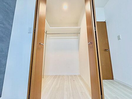 たっぷりと荷物が入るよう、ウォークインクローゼットを完備いたしました。画像と現地では大きさ、広さの感覚が違います。是非、ご自分の目で確かめてください。
