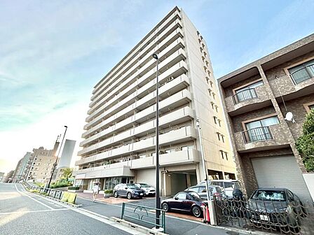 輝かしい未来を予感させる、立体的な造形とガラスのマテリアルが織りなすシャープな表情は、時をえ、時代をえて、美しく誇り高い存在感を物語ります。