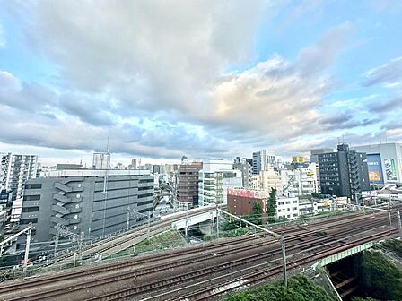 豊かな陽光に照らしだされる素敵な空間に感動すら覚えます。窓には木々の緑が木漏れ日と共にまるで絵画のように美しく映し出されます。季節を問わず華やいだ素敵な風景をお楽しみいただけます。