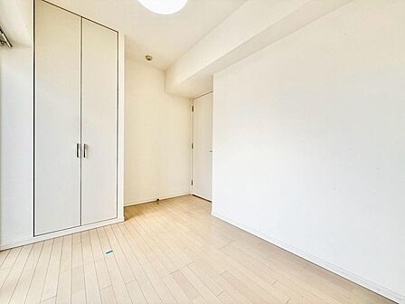 風の通り道。舞い込んでくる風が優しく躍り、室内に爽やかな空気を運んでくる。そこに季節の息吹を感じて、いまがどんな季節なのかを実感する。
