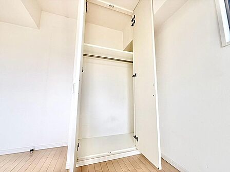 建物内部の収納には拘りました。共有部分に設けた収納。少しでも空いているスペースを収納にすることで、無駄のない空間を演出しております。お荷物が多い方にも安心です。是非、現地をご確認ください。