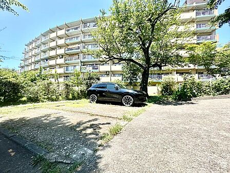 都会的な、ハイセンスな空間とともに、対照的な成熟した街並みを併せ持つことも、この邸の大きな特徴です。素敵な新生活の始まりを、本邸宅で迎えてみてはいかがでしょうか。