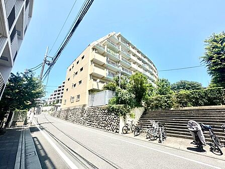 帰宅途中にショッピングやカフェを楽しんだり、利便性の良いこの地の生活は人々を魅了します。心行くままに季節の流れを感じ、ゆったりとした一時を。時間の流れを取戻し、休日はスローライフを。