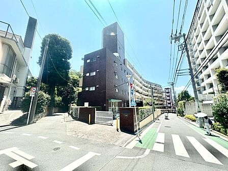 昼夜によって表情を変え、魅せる事を追求した重厚感あるフォルムは、時代の流れに惑わされないシックなカラートーンで雰囲気を演出。絶妙なコントラストで輝きを放ちます。