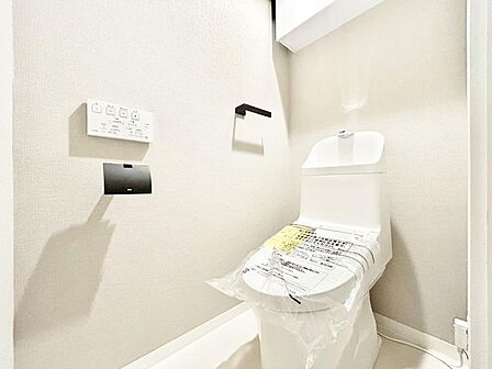 十分な広さと清潔感のあるカラーで纏まったおトイレ。ＬＤＫや居室とは離れており、洗面や浴室とも別の位置にある為、よりプライバシーへの配慮と落ち着いた空間となっております。