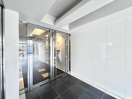 ここに住まわれる人にだけに許された専用のエントランス。めまぐるしく過ぎ行く日々の中でゆったりとした休息と癒しを提供してくれる居住者のプライベート空間があります。