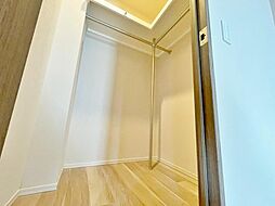 たっぷりと荷物が入るよう、ウォークインクローゼットを完備いたしました。画像と現地では大きさ、広さの感覚が違います。是非、ご自分の目で確かめてください。