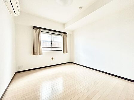 「リフォーム前」居室にはクローゼットを完備し、自由度の高い家具の配置が叶うシンプルな空間です。お子様の成長と共に必要になる子供部屋にぴったりの間取りですね。