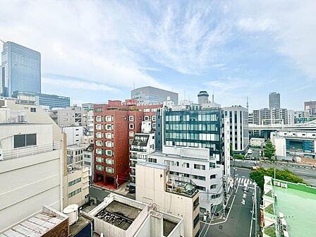 陽射しとともに、少しづつ装いを変える街の景観から、星空が地上に映りこむかのような夜景のきらめきまで、この街ならではの美しい風景の物語が室内に展開します。手を伸ばせば、ふれることができそうな眺望も魅力。