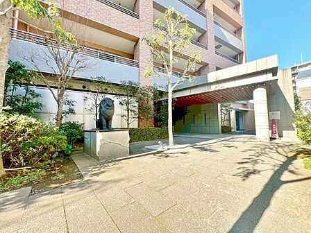 忙しく過ぎゆく日常を置き去るほど、ゆったりした時間が流れる住環境です。「快適」は「家」と「街」と「環境」が調和した時に訪れるのだと改めて感じさせてくれます。