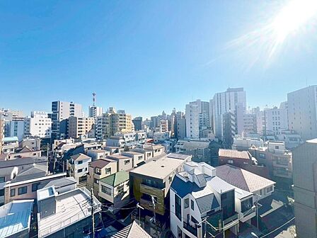 豊かな陽光に照らしだされる素敵な空間に感動すら覚えます。窓には木々の緑が木漏れ日と共にまるで絵画のように美しく映し出されます。季節を問わず華やいだ素敵な風景をお楽しみいただけます。