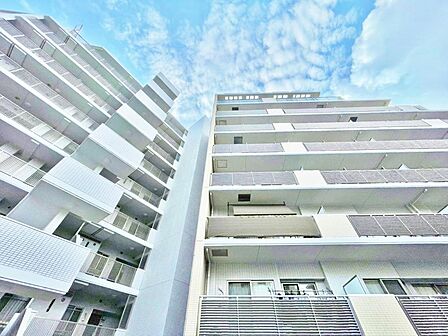 都会的な、ハイセンスな空間とともに、対照的な成熟した街並みを併せ持つことも、この邸の大きな特徴です。素敵な新生活の始まりを、本邸宅で迎えてみてはいかがでしょうか。