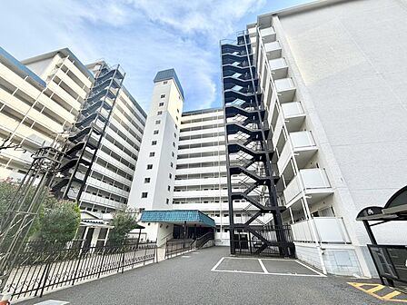 帰宅途中にショッピングやカフェを楽しんだり、利便性の良いこの地の生活は人々を魅了します。心行くままに季節の流れを感じ、ゆったりとした一時を。時間の流れを取戻し、休日はスローライフを。