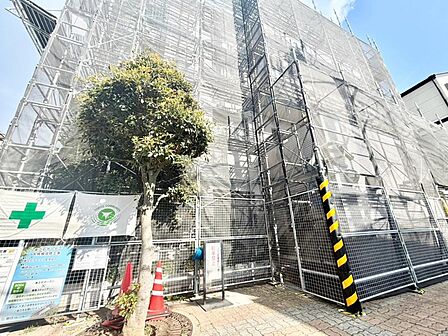 穏やかな風と陽光を導き、プライバシーに配慮された設計プランを採用し、居住性を一段と心地よいものにしています。周辺環境とのコラボレーションにより明るく開放的な空間を演出しております。