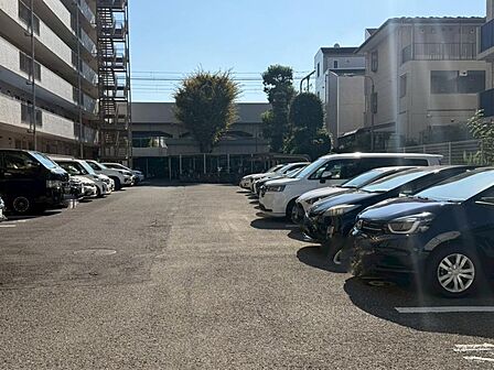 ゆったりとした駐車スペースを確保いたしましたので、大きめのお車でも駐車可能です。自転車やバイクなど、ゆとりのある敷地で置き場所に困ることはないでしょう。