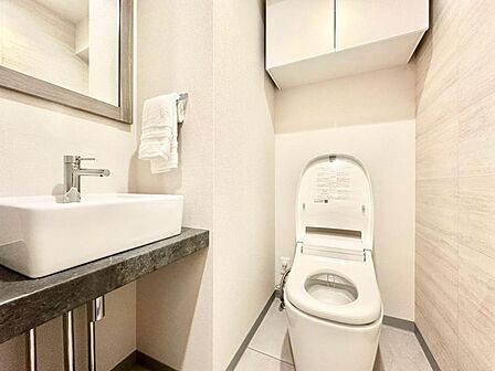 十分な広さと清潔感のあるカラーで纏まったおトイレ。LDKや居室とは離れており、洗面や浴室とも別の位置にある為、よりプライバシーへの配慮と落ち着いた空間となっております。