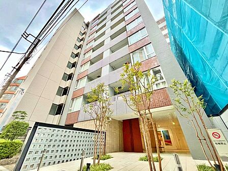 その邸が魅せる、気品・上質・重厚感・細やかさ、そのすべては訪れた者に安らぎと品性を与える特別な空間です。ここに住むからこそ意味がある。すべての（始まり）をここから迎えます。