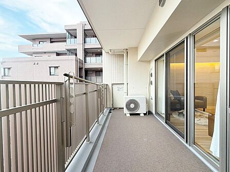 頬をなでる優しい風を感じることが出来るバルコニー。つい深呼吸をしたくなる気持ちの良い眺望はこのお部屋の自慢です。もちろんお洗濯物を干すスペースとしても十分な広さがあります。