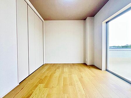 清潔感あるホワイトの壁紙と温もり溢れるカラーの床材が見事に調和した本邸宅。毎日の生活を少しでも快適に過ごして頂ける様、飽きの来ない雰囲気が大切です。