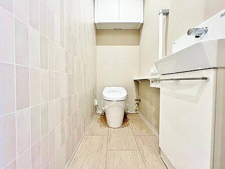 DKや洗面所とは違う場所に設置されたトイレ。中は比較的ゆとりのある大きさを確保しておりますので、ゆったりとお使い頂けます。