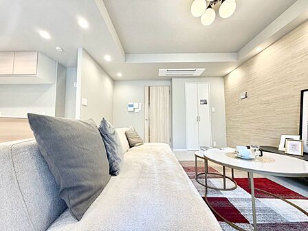 大きな窓があることによって、外との一体感が生まれ、空間をより広く見せる役目を果たしているとともに、窓から見える緑、外の景色もデザインに取り込まれているかのようです。