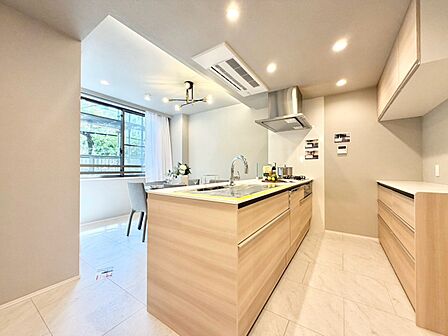 広々キッチンを採用。みんなで作った料理を召し上がりながらの会話は、どのような物になるのでしょうか。
