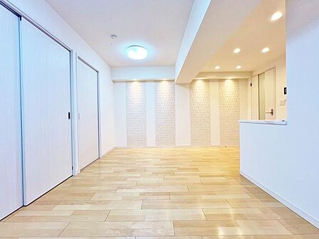 降り注ぐ陽光をいっぱいに浴びて、ライトと共にLDK全体を明るく・開放感のある空間にしました。多くの時間を過ごす住まいだからこそ、いつも快適な場所であるように心掛けています。