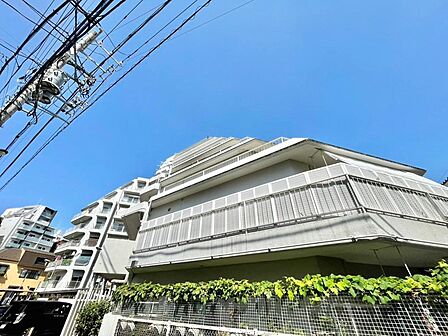太陽に愛された邸は、陽当り・通風に優れた魅力的で快適さを追求した邸宅でした。ここに住むからこそ意味がある。そんな特別感に浸りながら、毎日を愉しんでいただきたいです。