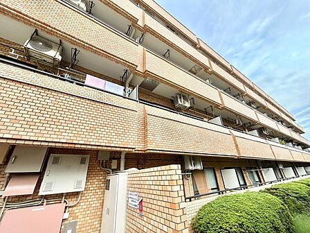 昼夜によって表情を変え、魅せる事を追求した重厚感あるフォルムは、時代の流れに惑わされないシックなカラートーンで雰囲気を演出。絶妙なコントラストで輝きを放ちます。