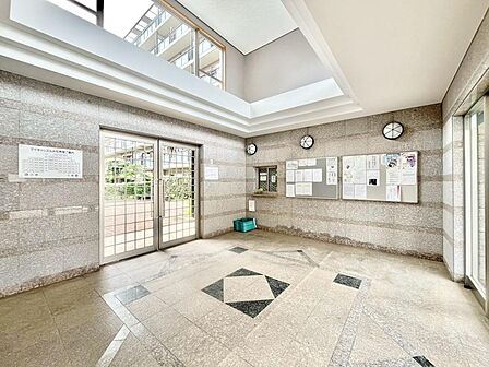 光を多く取り入れた明るいエントランス部分は高級感ある仕上り。将来に亘って誇れる我が家の大事な入り口部分。