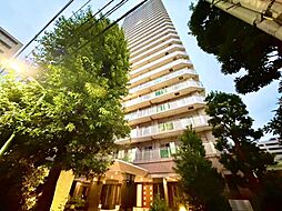 都市の洗練されたデザインが目を引く高層マンション。豊かな緑に囲まれ、家族の毎日を優雅に包み込みます。