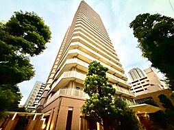 青空に映える堂々とした佇まい。広々としたバルコニーは、家族で季節の風を感じながら、語らいの時間を育む場所となるでしょう。