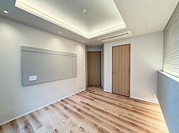 大きな窓からたっぷりと陽光が注がれる明るい空間。家族の成長に対応できる永住仕様の間取り。一日の疲れを癒やしてくれる、時を忘れて過ごせる空間。