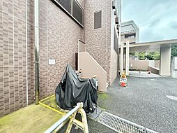 周辺に建ち並ぶ邸宅も、それぞれに個性がありながらも全体的に瀟洒な雰囲気を醸し出している邸宅街の一角。