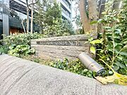 重厚感溢れるエントランスは、マンションの一つの特徴でもあります。その穏やかな佇まいに、訪れる方々は圧倒されるはず。オーナーとしてのステータスと都心アクセスの利便性を貴方の手に。