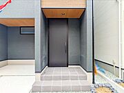 スタイリッシュな玄関で、住む人のセンスを感じさせます