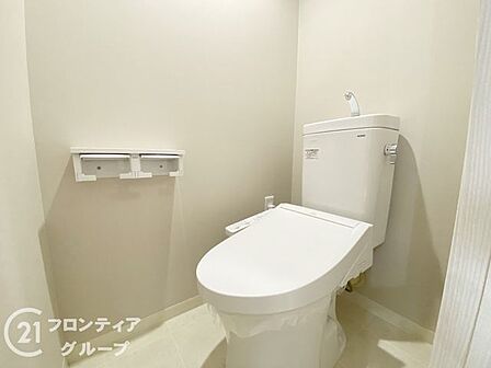 温水洗浄付きのトイレは、清潔で快適な使用感を提供し、毎日の生活をより便利で心地よくします。リラックスできる空間を作り出します
