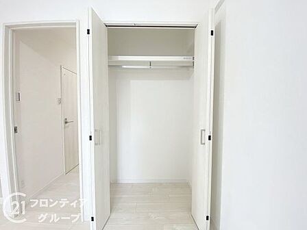 収納上手になれる、工夫が詰まったスペースです。限られたスペースを有効活用できるように設計されており、日常の物を効率よく収納できます。整理整頓が楽しくなる工夫が満載です。