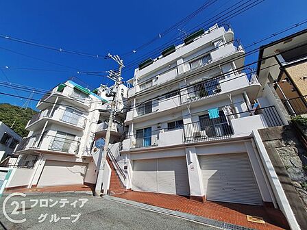 緑が多く落ち着いた雰囲気があり、マンションと周辺の雰囲気が調和されて住み心地が良さそうです。