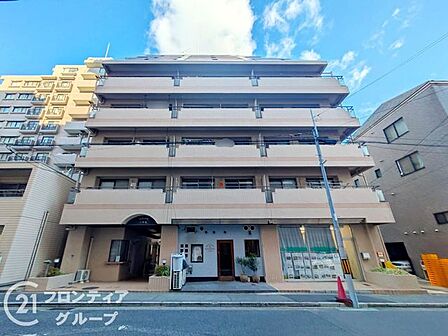 高級感漂うマンション外観は、住む人に誇りを与える空間で、日々の生活を豊かにします。上質な素材を使用したデザインが魅力で、住む人に特別なひとときを提供します