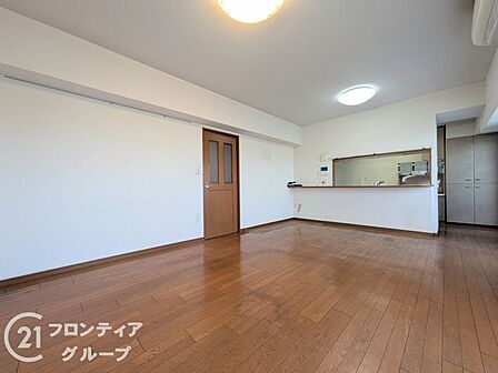 家族が自然と集まる心地よいリビング。明るさと広さを感じられる空間で、日々の暮らしがより豊かに過ごせます。