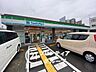 周辺：ファミリーマート柳屋長田丸山店 徒歩7分。 490m