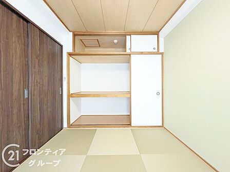 整理整頓がしやすく、暮らしをサポートする収納スペース。日常使いの小物から大きな荷物までしっかり収まり、空間を有効活用できます。家族の暮らしをよりスマートに演出してくれる心強いスペースです。