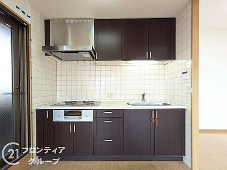3口コンロ付きのキッチンは、調理の効率が良く、同時に多くの料理を作れる便利で機能的な空間です