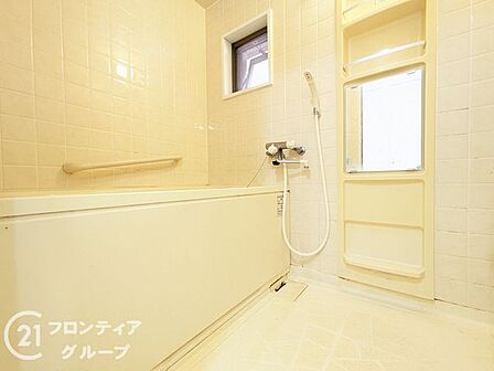 バスタブ付きで、ゆったりとお風呂に浸かり、疲れた体を癒せる贅沢な空間です。窓があるのでこまめに換気ができ、清潔感を保てます