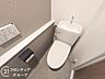 トイレ：【トイレ】リフォーム済みで気持ちよく使えるトイレ。温水洗浄便座と手洗い付きタンクを備えています。グレーのアクセントクロスが空間を引き締め、ペーパーホルダー上の棚にはちょっとした小物も置けて便利です。